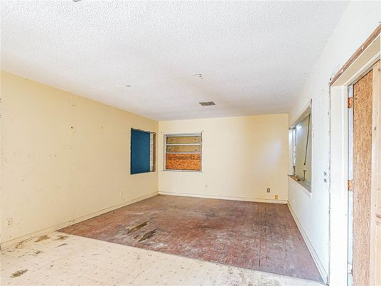 Empty room, Interior