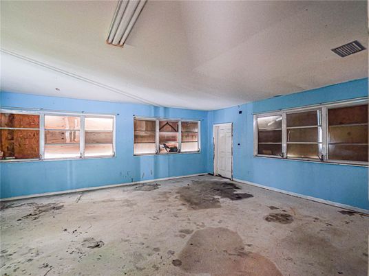 Empty room, Interior