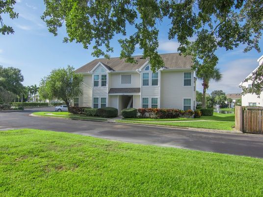 Backyard, Exterior, Facade, Raised Ranch