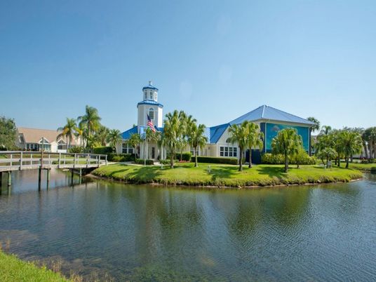 Exterior, Lake