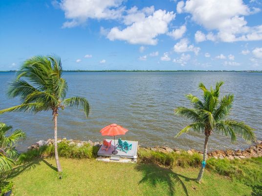 Exterior, Lake