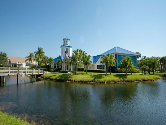 Exterior, Lake