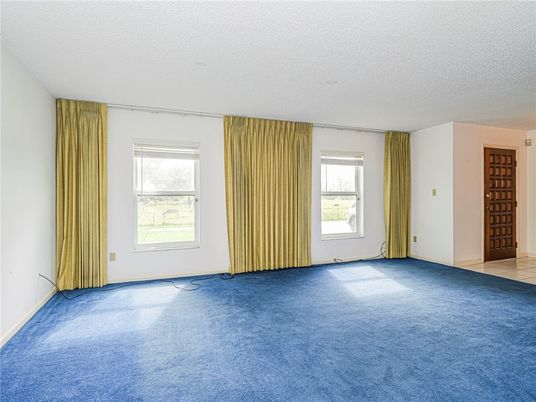 Empty room, Interior
