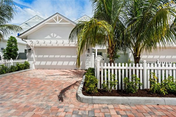 Attached, Exterior, Facade, American Craftsman
