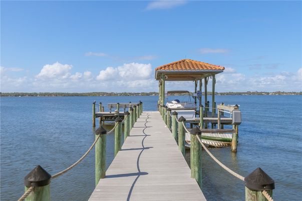 Exterior, Lake