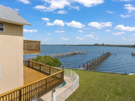 Exterior, Lake