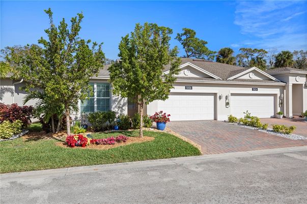 Attached, Exterior, Facade, Ranch