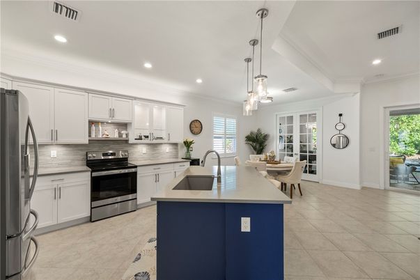 Dining room, Interior, Kitchen, Pendant Lights, Recessed Lighting, Stainless Steel Appliances
