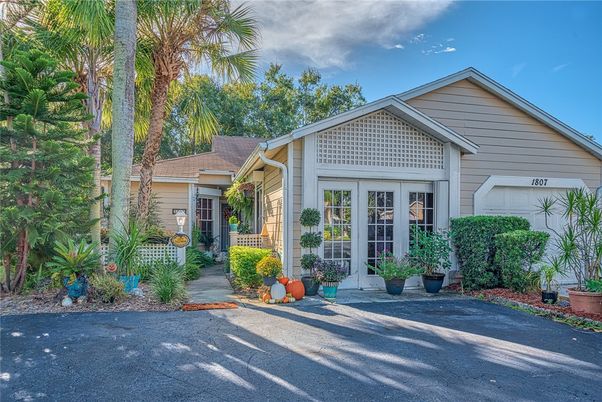 Attached, Exterior, Facade, Ranch
