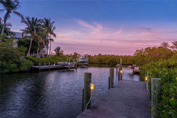 Exterior, Lake
