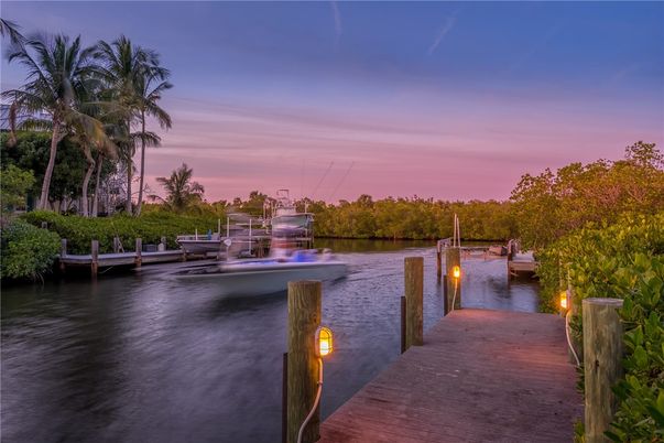Exterior, Lake