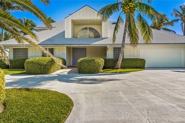 Attached, Exterior, Facade, Ranch