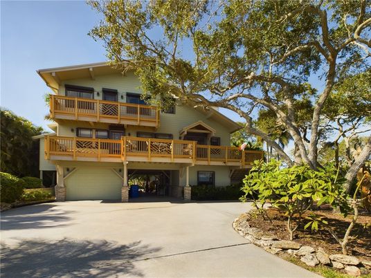 Attached, Exterior, Facade, American Craftsman