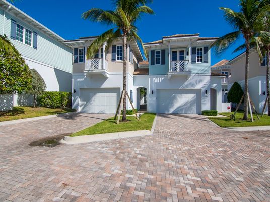 Attached, Exterior, Facade, Mediterranean