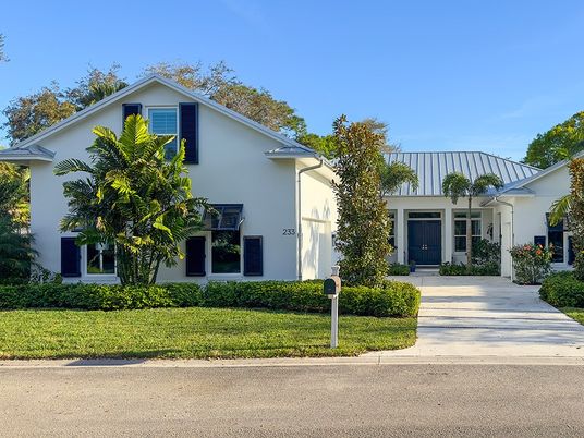 Exterior, Facade, Farmhouse