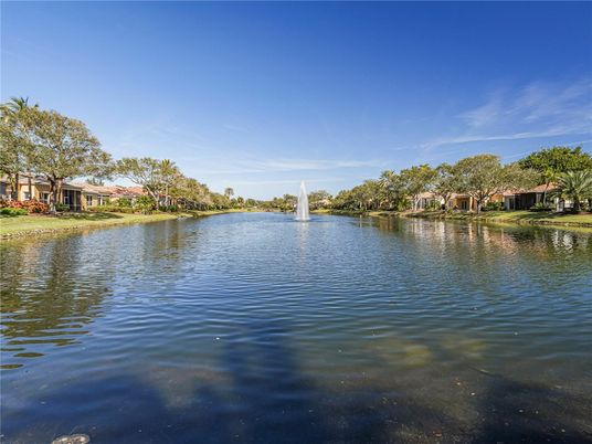 Exterior, Lake