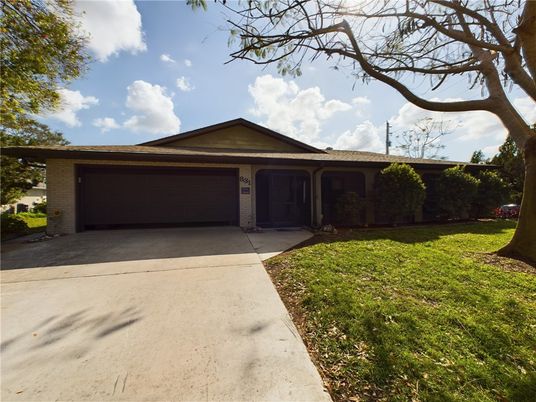 Attached, Exterior, Facade, Ranch
