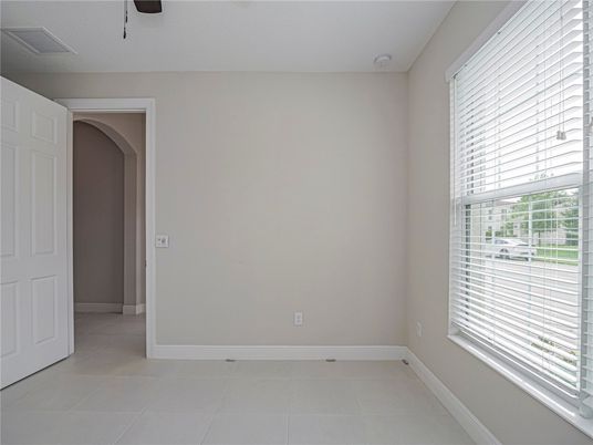 Empty room, Interior