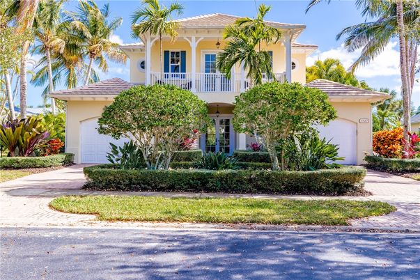 Attached, Exterior, Facade, Mediterranean