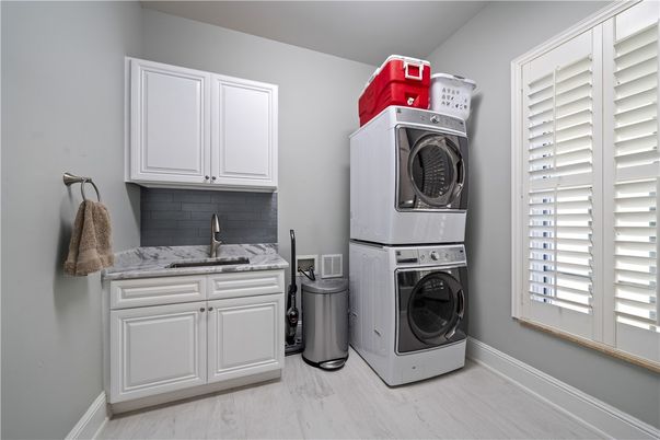 Interior, Utility Closets, Washer, Wood Texture Flooring