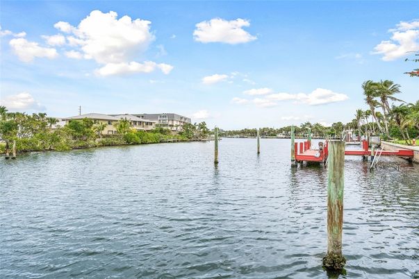 Exterior, Lake
