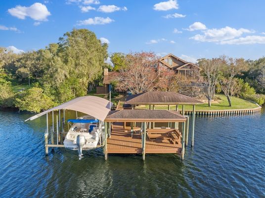 Exterior, Lake