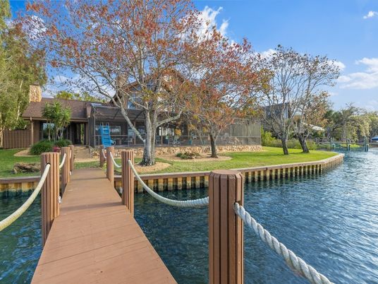 Exterior, Lake