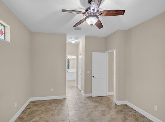 Empty room, Interior