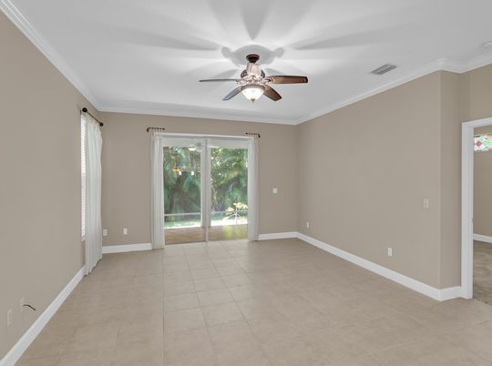 Empty room, Interior