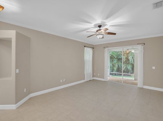 Empty room, Interior