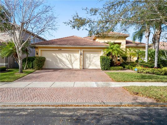 Attached, Exterior, Facade, Mediterranean