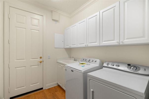 Interior, Washer, Wood Texture Flooring