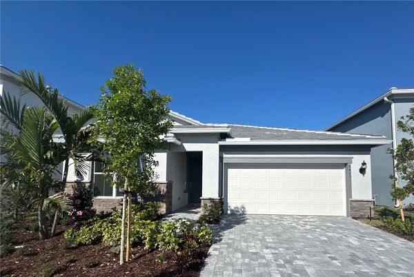 Attached, Exterior, Facade, American Craftsman