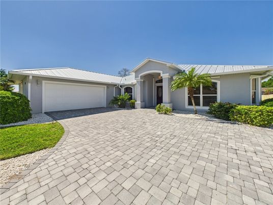 Attached, Exterior, Facade, Ranch