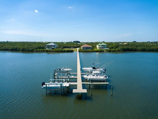 Exterior, Lake