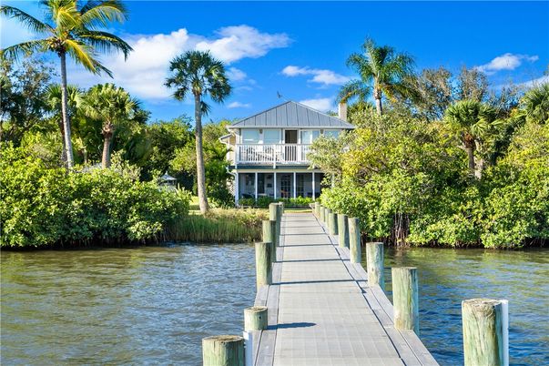 Exterior, Lake