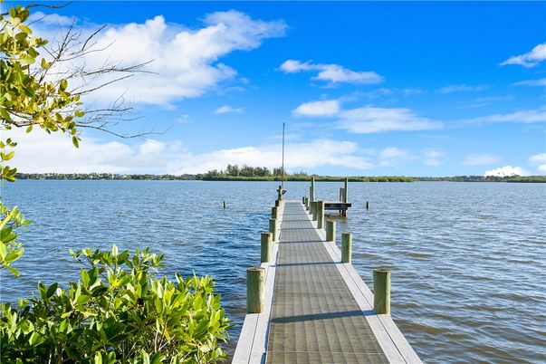 Exterior, Lake