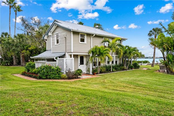 Backyard, Exterior, Facade, Split Level