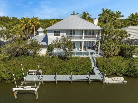 Exterior, Lake