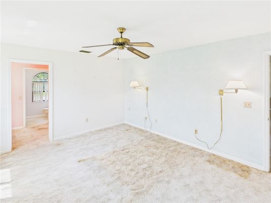 Empty room, Interior
