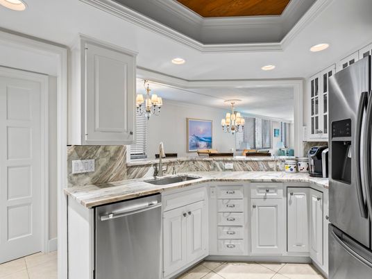 Chandelier, Dining room, Interior, Kitchen, Recessed Lighting, Stainless Steel Appliances