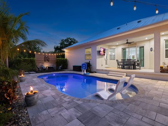 Exterior, Pool