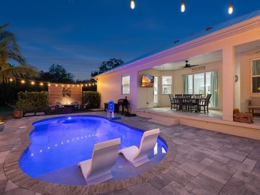 Exterior, Pool