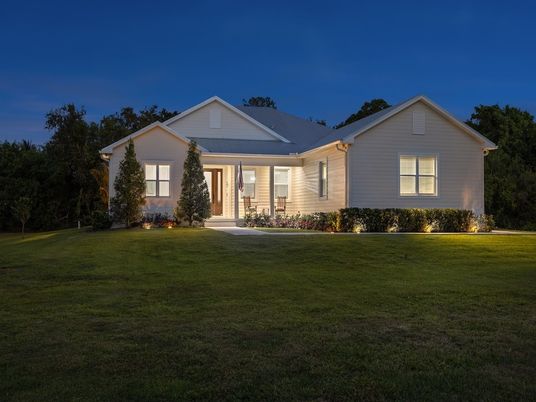 Backyard, Exterior, Facade, Ranch