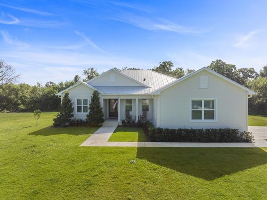 Backyard, Exterior, Facade, Ranch
