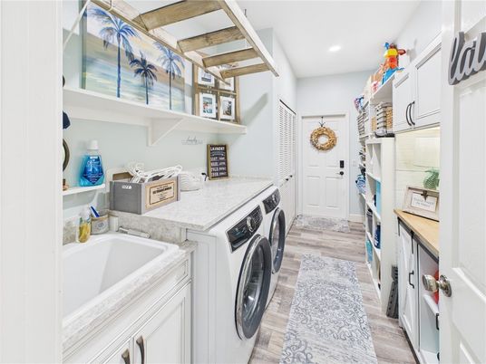 Interior, Recessed Lighting, Washer, Wood Texture Flooring