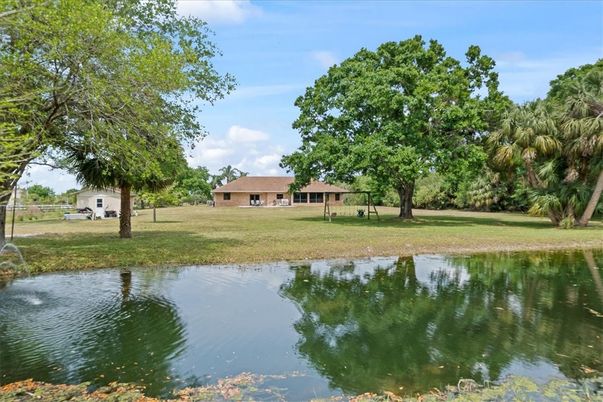 Exterior, Lake
