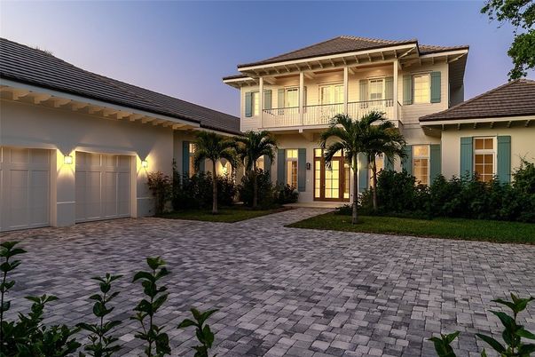 Attached, Exterior, Facade, Mediterranean