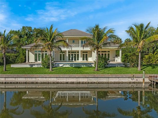 Exterior, Lake