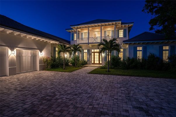 Attached, Exterior, Facade, Mediterranean